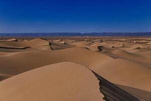 een zand duin van Sahara woestijn Bij mhamid el gizlane in Marokko foto