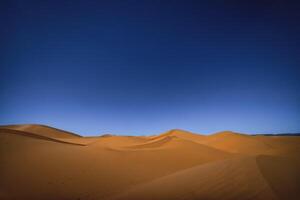 een panoramisch zand duin van Sahara woestijn Bij mhamid el gizlane in Marokko breed schot foto