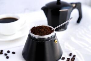 vers grond aromatisch koffie in een geiser koffie maker Aan de tafel. koffie voor ontbijt. detailopname. selectief focus. foto
