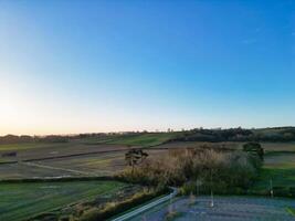 antenne visie van Brits platteland landschap in de buurt Oxford stad, Oxfordshire, Engeland uk gedurende zonsopkomst ochtend. maart 23e, 2024 foto