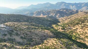antenne visie van mooi landschap en heuvels Bij Koerdistan, Irak. augustus 3e, 2023 foto
