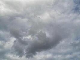 mooi lucht met dramatisch wolken over- Birmingham stad van Engeland Verenigde koninkrijk, maart 30e, 2024 foto