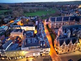 antenne visie van verlichte historisch Oxford centraal stad van Engeland Bij nacht. Engeland Verenigde koninkrijk. maart 23e, 2024 foto