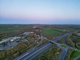 antenne visie van Brits platteland landschap in de buurt Oxford stad, Oxfordshire, Engeland uk gedurende zonsopkomst ochtend. maart 23e, 2024 foto