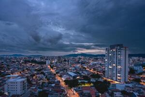 arial visie van de noorden Oppervlakte van de stad sao paulus, Brazilië Bij nacht. foto