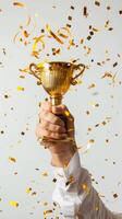 ai gegenereerd handen van bedrijf vrouw Holding en optillen een gouden trofee, omgeving met Gefeliciteerd confetti lint vlokken. foto