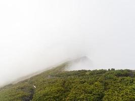 Kaukasus bergen verpakt in wolken. roza khutor, rusland foto