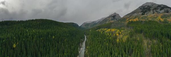 panoramisch antenne visie van stewart Ravijn Bij meer Minnewanka, banff nationaal park. foto