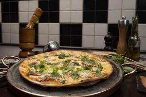 braziliaans pizza met peperoni, kaas rucola foto