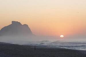 recreio dos bandeirantes strand Bij zonsopkomst met de pedra da gavea berg foto