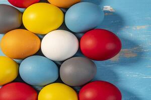 eieren geschilderd in verschillend kleuren naar symboliseren de passage van christen Pasen foto