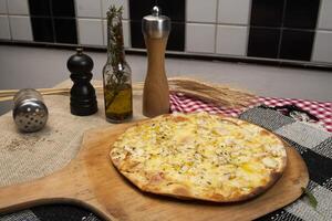 braziliaans pizza met paddestoel, kaas en oregano foto