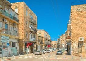 haifa, Israël - 6 kunnen, 2023. een typisch straat met historisch woon- gebouwen in Israël derde grootste stad foto