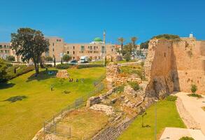 hectare, Israël - 10 kunnen, 2023. ruïnes van een oude stad muur in een van de oudste steden in Israël foto
