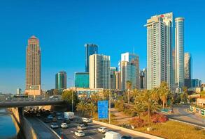 tel aviv-yafo, Israël - 1 kunnen, 2023. stadsgezicht met wolkenkrabbers in de downtown in de buurt redder centraal trein station foto