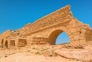 oude Romeins aquaduct in keizersnede nationaal park, Israël foto