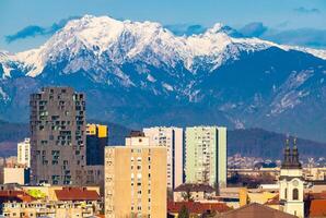 ljubljana, Slovenië. hoogbouw modern woon- gebouwen en de besneeuwd Alpen foto