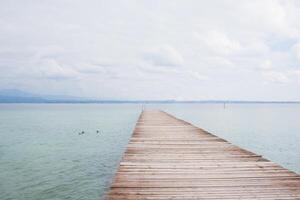 oud houten pier over- Garda meer, Nee mensen foto