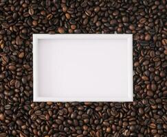 geroosterd koffie bonen achtergrond met wit kader kopiëren ruimte. minimaal concept en eenvoud. koffie esthetisch achtergrond. vlak leggen, top van visie. foto