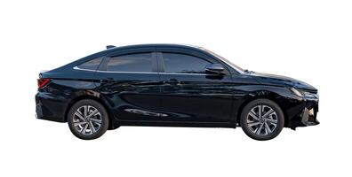 kant visie van luxueus donker grijs of zwart sedan sport- auto geïsoleerd Aan wit achtergrond met knipsel pad foto
