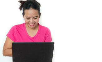 vrouw gebruik makend van laptop Aan wit achtergrond foto