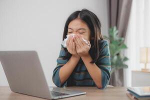 Aziatisch kind meisje ziek met niezen Aan de neus- en verkoudheid hoesten Aan zakdoek papier omdat zwak of virus en bacterie van stof weer foto