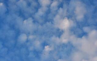 foto van mooi wit wolken en blauw lucht