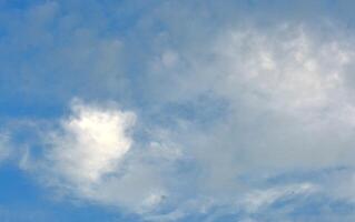 foto van blauw lucht en wit wolken in de middag