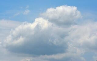 foto van een mooi visie van wit wolken en blauw lucht