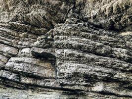 gelaagde rots op hoge steile zeebank foto