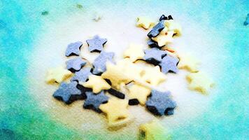 gekleurde suiker sterren naar verspreiding Aan snoepgoed foto