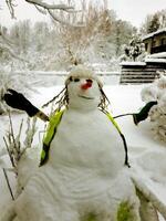 een sneeuwman buiten de huis na een zwaar sneeuwval in digitaal schilderij stijl foto