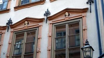 facade van een historisch gebouw in centraal Stockholm. Aan de ramen u kan zien de hoofden van tekens van Italiaans geschiedenis. foto