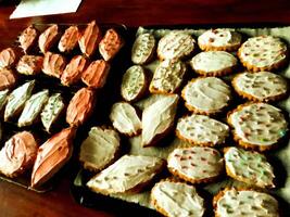 traditioneel sardisch snoepgoed met amandelen en gekleurde suiker glazuur. digitaal schilderij stijl. foto