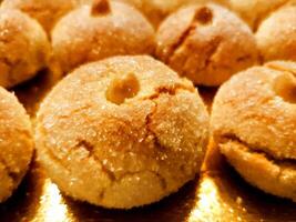 traditioneel Italiaans vers gebakken snoepgoed met suiker en amandelen. digitaal schilderij stijl. foto