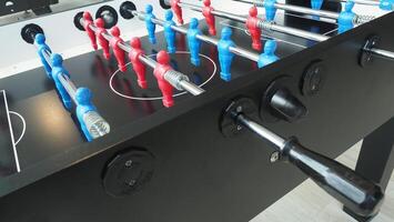 Amerikaans voetbal tafel of voetbal tafel spel met plastic speler beeldje. mini voetbal spel welke beroemd in Verleden en worden inbaar item voor tafelvoetbal minnaar. Speel door twee hand- controle elk rij van speler beeldje foto