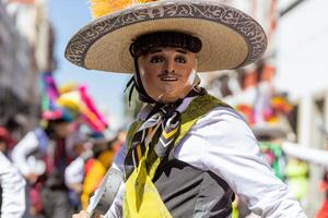 puebla, Mexico, 2024 - Mexicaans dansers erkend net zo tinten met helder typisch Mexicaans kostuums in Mexico foto