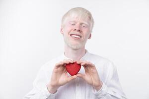 portret van een albino Mens in studio gekleed t-shirt geïsoleerd Aan een wit achtergrond. abnormaal afwijkingen. ongebruikelijk uiterlijk foto