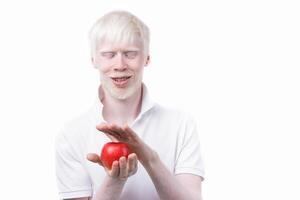 portret van een albino Mens in studio gekleed t-shirt geïsoleerd Aan een wit achtergrond. abnormaal afwijkingen. ongebruikelijk uiterlijk foto