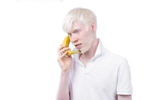 portret van een albino Mens in studio gekleed t-shirt geïsoleerd Aan een wit achtergrond. abnormaal afwijkingen. ongebruikelijk uiterlijk foto