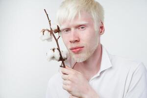 albinisme albino Mens in studio gekleed t-shirt geïsoleerd Aan een wit achtergrond. abnormaal afwijkingen. ongebruikelijk uiterlijk foto