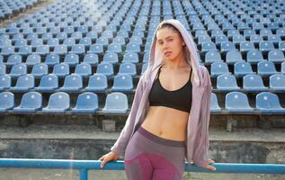 portret van een mooi Kaukasisch meisje atleet in de ochtend- rennen foto