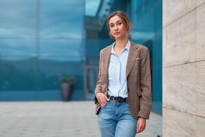 zakenvrouw geslaagd vrouw bedrijf persoon staand buitenshuis zakelijke gebouw buitenkant. nadenkend Kaukasisch vertrouwen professioneel bedrijf vrouw midden- leeftijd foto