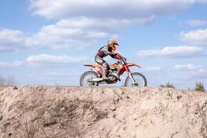 Charkov. Oekraïne maart 2021 moto kruis opleiding enduro fiets rijden uit weg bijhouden foto