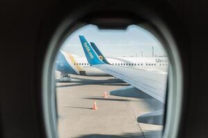 passagier vlak uia oekraïne Internationale luchtvaartmaatschappijen in de luchthaven . vliegtuig onderhoud. luchthaven borispil kiev Oekraïne mei 2018 foto