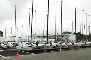 morgat, Frankrijk 29 mei 2018 catamarans opslagruimte zonder zeilen geparkeerd Aan de strand foto