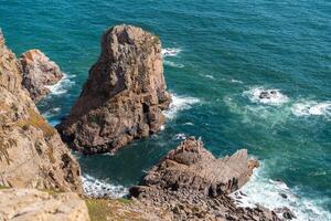 atlantic oceaan visie met klif. visie van atlantic kust Bij Portugal, cabo da Roca. zomer dag foto