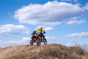 Charkov. Oekraïne maart 2021 moto kruis opleiding enduro fiets rijden uit weg bijhouden foto