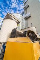 bijgesneden visie van de groot metaal tanks Bij graanschuur. individu stortbakken in de buurt industrieel staal silo. liften in industrieel zone. detailopname foto