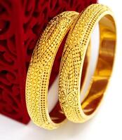Indisch ontwerp goud armband geïsoleerd Aan wit achtergrond foto